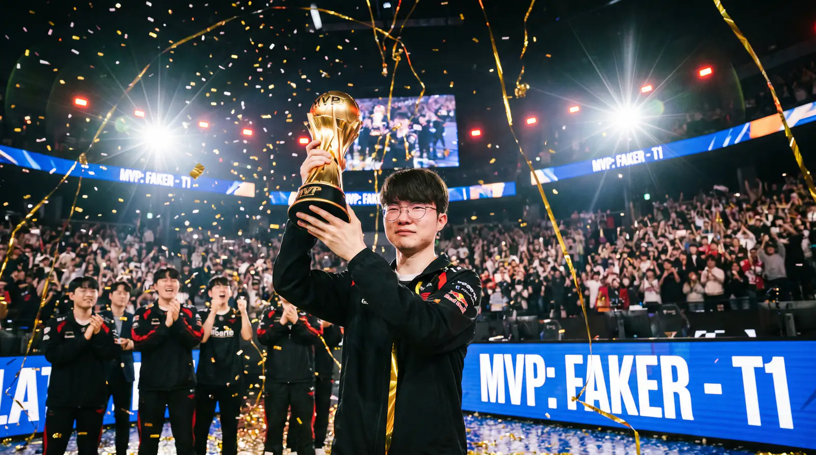 Jugador profesional de LoL recibiendo premio MVP con confeti dorado